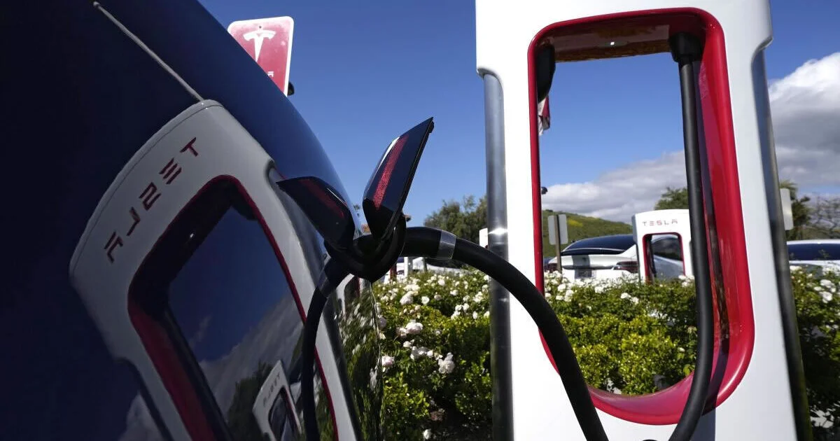 1781810763045-cargador-electrico-de-tesla-social