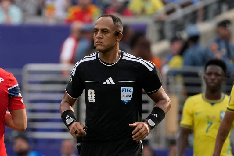 ismail-elfath-sera-el-arbitro-entre-argentina-e-inglaterra-foto-ap-N35XL5WCLZBZNOV5DFNM6PXJVQ.jfif