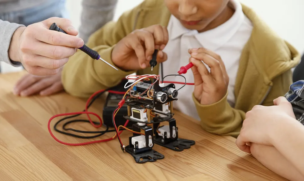 cerrar-haciendo-robots-scaled