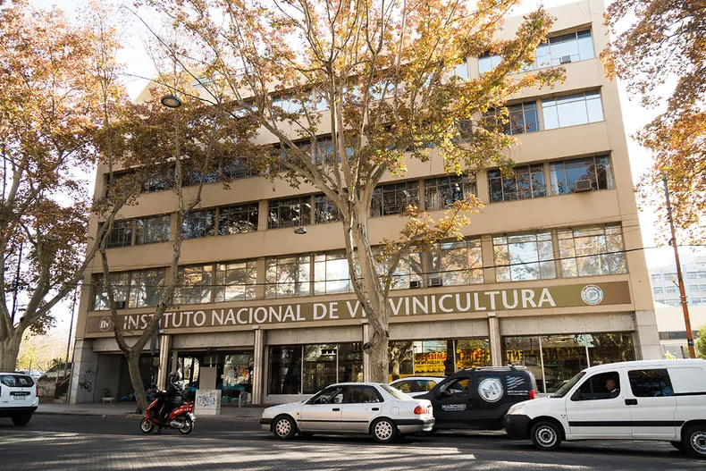 instituto-nacional-vitivinicultura-mendoza-edificio-fachada-520367