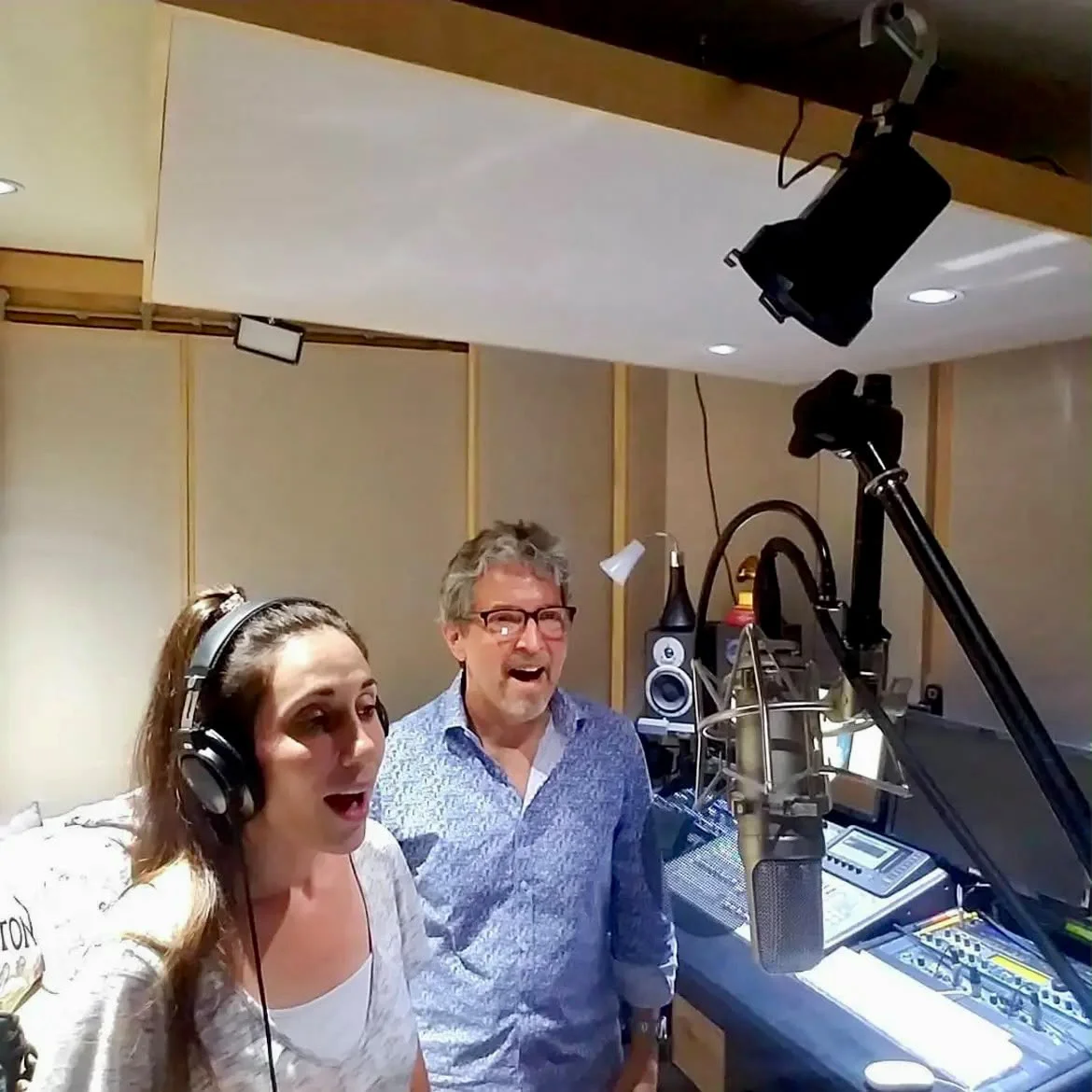 Janet Panelo con el productor Paul Hoyle foto gentileza